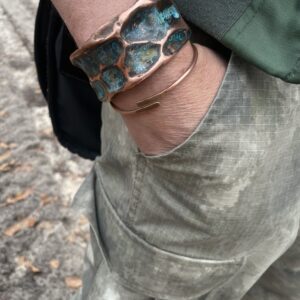 Uhr Copper: Gehamerde armband  dragonsback 4cm breed